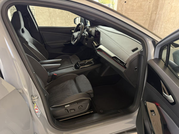 VOLKSWAGEN ID.5 Pro Performance